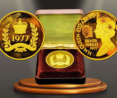 אנגליה - מדליה רשמית מהודרת שהונפקה בשנת 1977 על ידי ה־Birmingham Mint לציון יובל הכסף של המלכה 