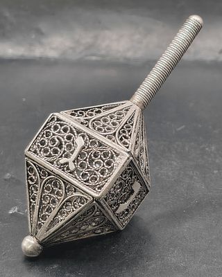 אוסטריה - סביבון חנוכה קובייתי משנות ה50 עשוי כסף סטרלינג 925, בעבודת פיליגרן, עם האותיות 