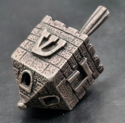 סביבון חנוכה קובייתי חלול בעיצוב אבני הכותל, כסף סטרלינג 925. גובה 4 ס״מ, משקל 18.2 גרם 
סביבון 