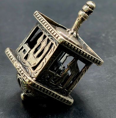 ישראל - סביבון חנוכה קובייתי מחורר (Openwork), כסף סטרלינג 925, אמצע המאה ה־20. גובה 3.9 ס״מ 