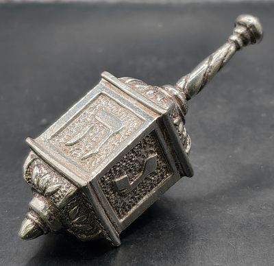 ארה״ב - סביבון חנוכה קובייתי תוצרת Kirk Stieff, תחילת שנות ה־1990. עשוי פיוּטר (Pewter). גובה: 