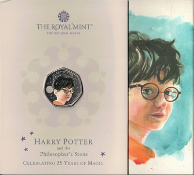 אנגליה - מטבע זיכרון בערך 50 פני (50p) 2022 "הארי פוטר - 25 שנים של קסם"- מהדורה צבעונית באריזה 