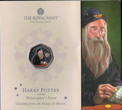 אנגליה - מטבע זיכרון בערך 50 פני (50p) 2022 "הארי פוטר - 25 שנים של קסם"- מהדורה צבעונית באריזה 