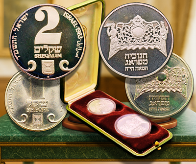 ישראל - סט 2 מטבעות כסף 0.850 "חנוכייה מפראג" - מטבע קשוט/פרוף 2 שקלים 1983 (התשמ"ד), משקל: 