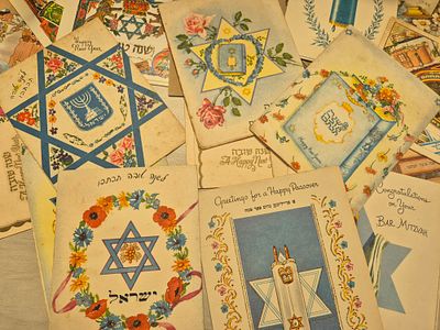 לוט גדול של אגרות ברכה "שנה טובה" ישן, איכותי ולא שכיח. הלוט כולל 28 אגרות מתוכן 7 כתובות. 
הלוט 