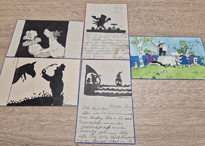 לוט גדול של גלויות עתיקות מאויירות. הלוט כולל 5 גלויות התוארכות לשנות ה 20 של המאה הקודמת.