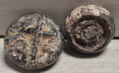 לוט פריטים ארכיאולוגיים נוצרים עתיקים - תליונים (?) אחד עשוי מזכוכית רומית ונושא צלב, והשני 