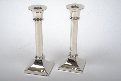 Paar Kerzenleuchter. 925er Silber. Quadratischer Fu&szlig; mit konischem Anschnitt. 