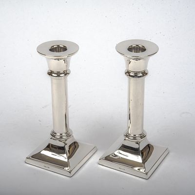 Paar Kerzenleuchter. 925er Silber. Quadratischer Fu&szlig; mit konischem Anschnitt. 