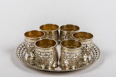 Sechs Becher und Tablett mit Herzdekor, Hanau. 800er Silber. Rundes Tablett und sechs Becher 