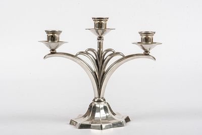 Art-D&eacute;co-Tischleuchter. Art-D&eacute;co-Tischleuchter . 830er Silber. Auf sternf&ouml;rmigen 