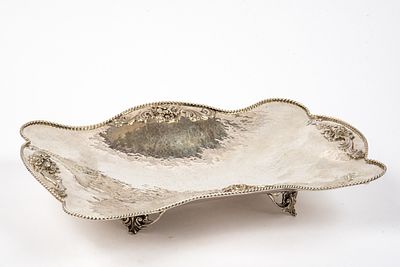 Fu&szlig;schale. Fu&szlig;schale . 800er Silber, Hammerschlag, rechteckige Form. Auf vier 