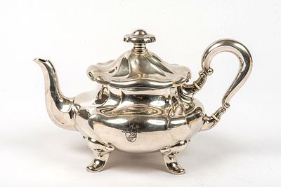 Teekanne mit Wappen. 830er Silber. Auf vier geschwungenen F&uuml;&szlig;en , gedr&uuml;ckt 