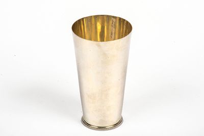 Design-Vase, Lund 1959. 925er Silber . H.: 16,5 cm, Gew.: 352 g. Entw.: Wiwen Nilsson, Herst.: 