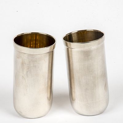 Ein Paar Becher, Italien. 925er Silber, innen vergoldet, Lippenrand verst&auml;rkt 