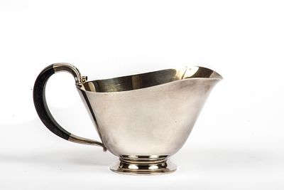 Georg-Jensen-Sauciere. 925er Silber, Mod.: 896 von 1940, Entw.: Jorgen Jensen (1895-1966). 