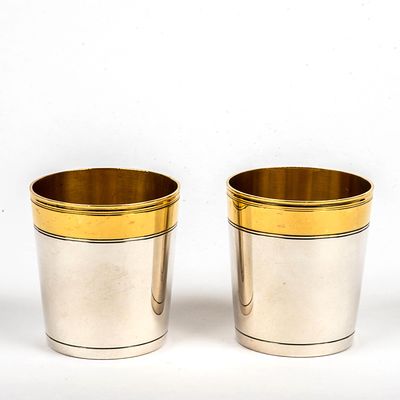 Ein Paar Prunkbecher. 800er Silber, innen vergoldet und Lippenrand au&szlig;en vergoldet. H.: 6 