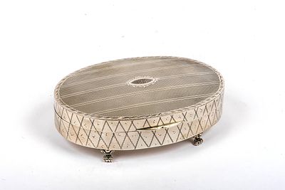 Ovale Silberdose. 800er Silber. Feine guillochierte Silberdose auf vier 