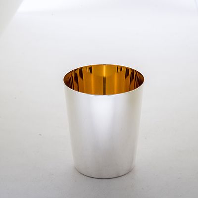 Gro&szlig;er Herrenbecher. Gro&szlig;er Herrenbecher. 925er Silber, innen vergoldet. Schlichte sich 