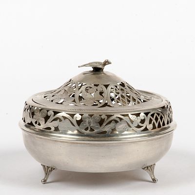 Potpourri-Deckelschale . 800er Silber. Auf drei F&uuml;&szlig;en runder Korpus durchbrochene 