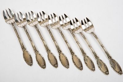 Acht Austerngabeln, Delheid/Belgien -Schleifendekor-. 800er Silber. R&uuml;ckseitig mit 