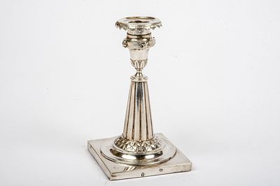 Kleiner Tafelleuchter, Augsburg 18. Jh.. Silber. &Uuml;ber quadratischer Plinthe runder von 