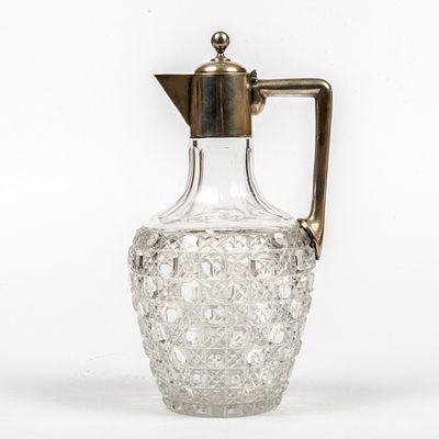 Karaffe mit Silbermontierung. Kristallglas. geschliffen. 800er Silbermontierung. H.: 25 cm.