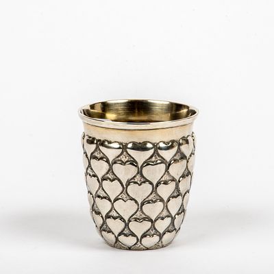 Herzbecher. 835er Silber. Wandung mit Herzrelief, umgelegter Lippenrand, H.: 6,8 cm, &Oslash; 6 