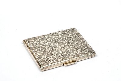 Puderdose. Silber. Beidseitig mit bewegten Ornamenten verziert, innen mit Spiegeleinsatz. 6,5 x 