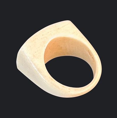 טבעת ריבועית סינית, חומר אורגני מגולף, עבודת יד, ראשית המאה ה-20. ייתכנו פגמים.