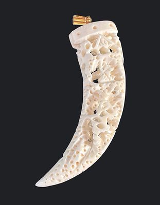 תליון מגולף (שן). תליון מגולף בצורת שן מעוקלת, סצנה סינית דקורטיבית, חומר אורגני מגולף, המאה 