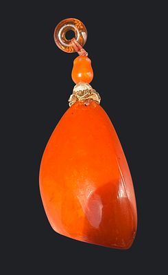 תליון ענבר טבעי. תליון ענבר בלטי טבעי, גוון חום, תחילת המאה ה-20. ייתכנו פגמים.