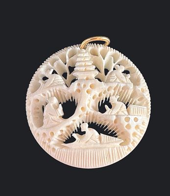 תליון מגולף (פגודה). תליון מגולף בעבודת יד, סצנה סינית עם פגודה ועצים, חומר אורגני, תחילת המאה 