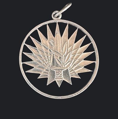 תליון כסף ממטבע החברה הממשלתית למדליות ולמטבעות, עבודת ניסור תחרה ידנית. תליון ייחודי שהוסב 