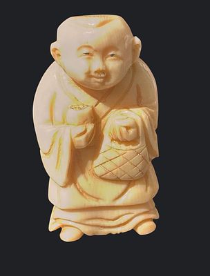 פסלון נצוקה יפני דמות נזיר. פסלון יפני מגולף בעבודת יד, מציג דמות נזיר מחייך האוחז בידו פרי. 