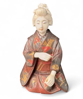 פסלון יפני דמות גיישה בעבודת לכה משובצת ומוזהבת בשילוב חומר אורגני מגולף . פסלון אמנותי יפני 