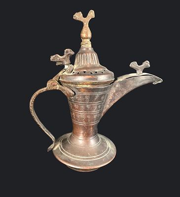 2. קנקן קפה )dallah( מתכת ערבי בדואי עם עיטורי ציפורים 20ס״מ. קנקן טקסי עתיק מהמזרח התיכון, מתכת 
