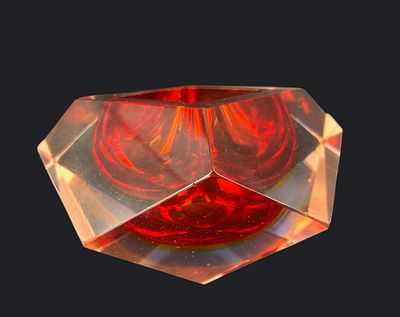 קערת זכוכית מוראנו/בוהמי, ליבה אדומה. קערת זכוכית אמנותית, מוראנו/בוהמי, במבנה גיאומטרי פאות 