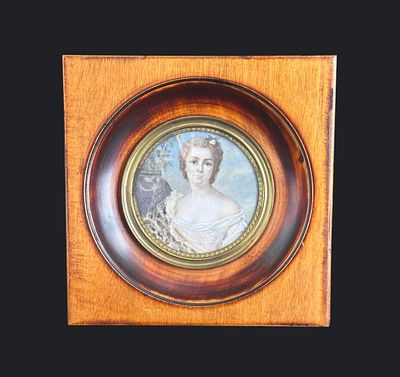 מיניאטורה עגולה מצוירת ביד, דיוקן אישה. מיניאטורה עגולה מצוירת ביד על חומר אורגני, דיוקן אישה 