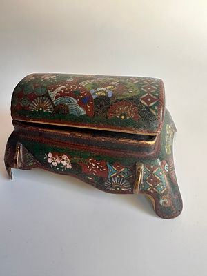 קסת דיו מצופה אמייל קלואזונה (מידות: 22×15 ס״מ / 8.6×5.9 אינץ׳). קסת דיו עתיקה ממתכת מצופה אמייל 