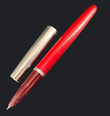 עט נובע פארקר 51 בצבע אדום, ללא פקק. עט נובע קלאסי Parker 51, גוף אדום, ניב מוזהב, מכסה חסר. 