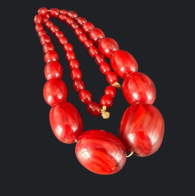 מחרוזת בקליט בצבע דובדבן (Cherry Bakelite)63גר. מחרוזת בקליט עתיקה בצבע אדום דובדבן (Cherry 