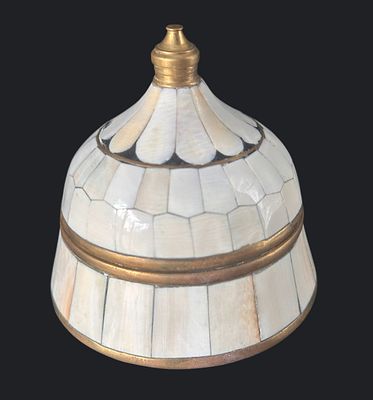 קופסה מחומר אורגני עם עיטורי פליז. קופסה דקורטיבית בעבודת יד, עשויה פאנלים מגולפים מחומר אורגני 