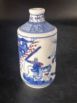 בקבוקון סנאף פורצלן מצויר, ללא פקק (גובה: 9 ס״מ / 3.5 אינץ׳). בקבוקון סנאף סיני, עבודת יד 