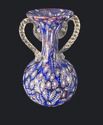 אגרטל מוראנו מילפיורי עם ידיות כפולות (גובה: 10 ס״מ / 4 אינץ׳). אגרטל זכוכית איטלקי, מוראנו 