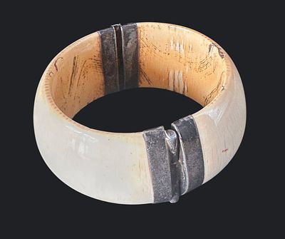 צמיד קשיח מחומר אורגני עם חיזוקי כסף, סגנון אתני, תחילת המאה ה-20. צמיד באנגל ייחודי עשוי חומר 