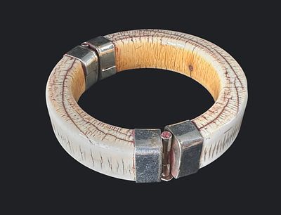 צמיד קשיח מחומר אורגני עם חיזוקי כסף, סגנון אתני, תחילת המאה ה-20. צמיד באנגל ייחודי עשוי חומר 