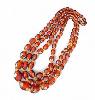 מחרוזת ארוכה מענבר בלטי טבעי מלוטש (אורך מעל 100 ס״מ / 39.3 אינץ׳, משקל: 25 גרם). מחרוזת עשויה 