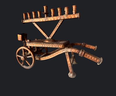 חנוכייה נחושת עתיקה עבודת יד. חנוכייה עתיקה בעבודת יד, מתכת רקועה בצורת עגלה עם גלגלים, עיטור 