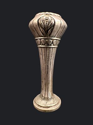 חותם ציפוי כסף בעיצוב עמוד מחורץ וראש בצורת כתר, עבודת יד אירופית נדירה. ייתכנו פגמים. לקבלת 